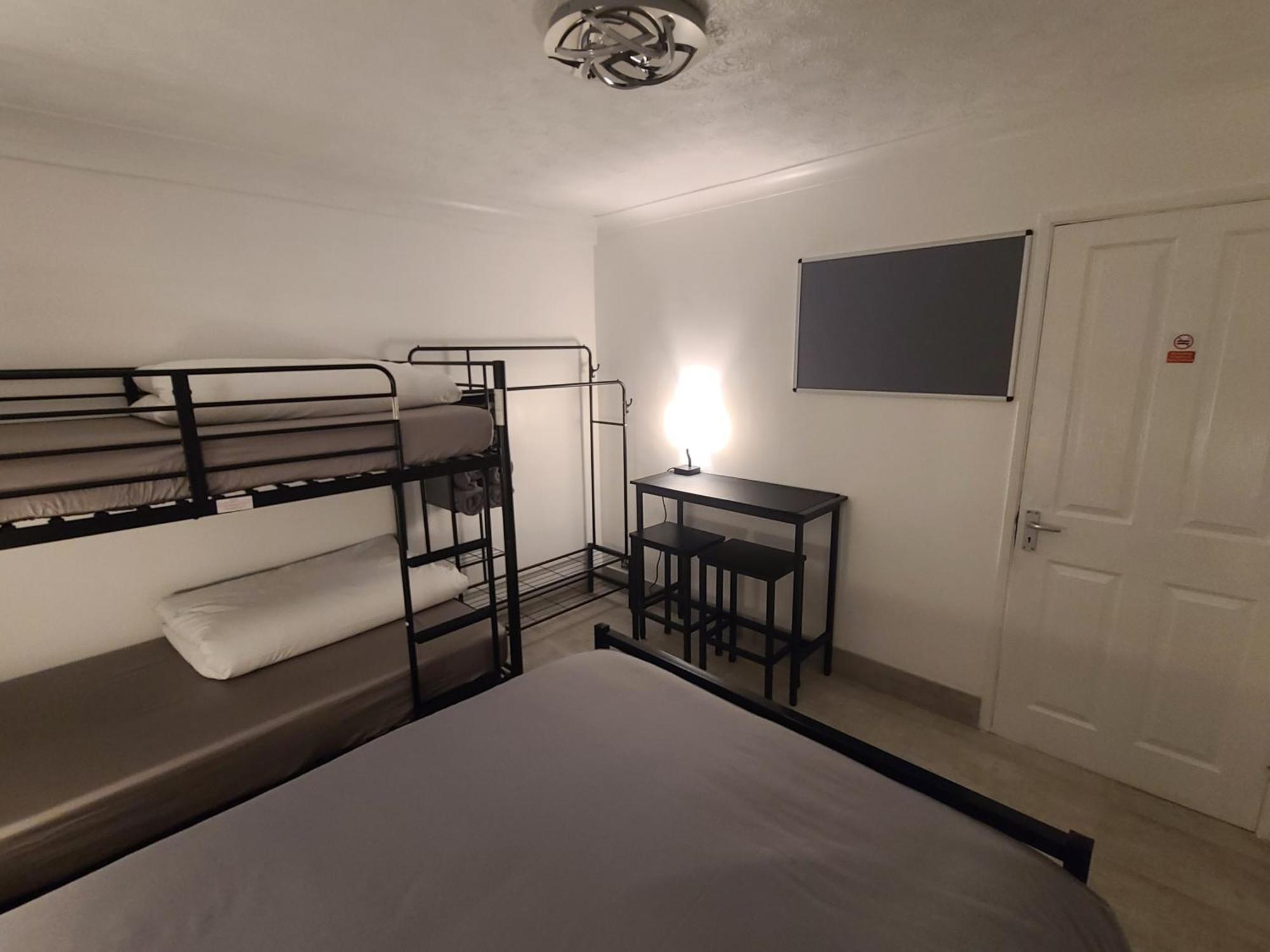 Roomz-Gatwick-London-Airport Parking-Travel Service Ifield Exterior foto